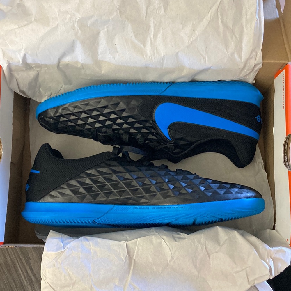 Nike Legend 8 Club IC